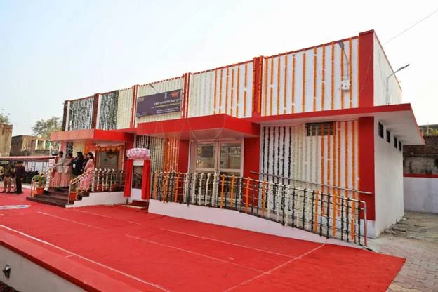 गुना डाकघर का सफेद और लाल विस्तारित भवन, फूलों की लड़ियों से सजा प्रवेश