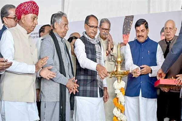 सीहोर अमलाहा में दलहन सम्मेलन का मंच