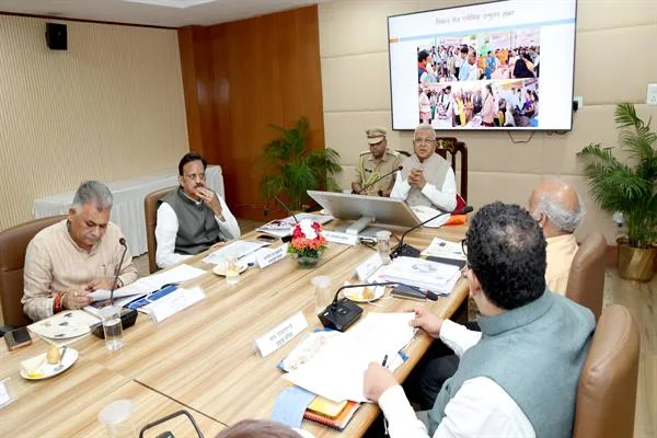 लोकभवन में अधिकारियों की समीक्षा बैठक